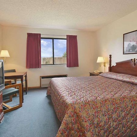 Super 8 Winterset Hotel Room photo