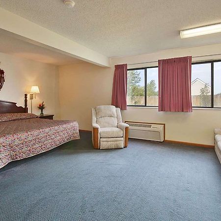 Super 8 Winterset Hotel Room photo