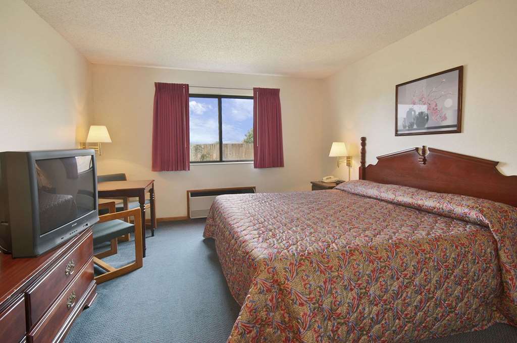 Super 8 Winterset Hotel Room photo