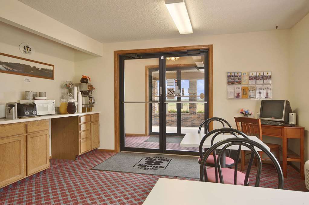 Super 8 Winterset Hotel Restaurant photo